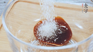 合上蓋子，啟動電源煮飯。期間混合好調(diào)味汁。