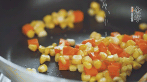 胡蘿卜、玉米洗凈后，處理成粒，加鹽簡(jiǎn)單炒制。