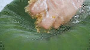 將食材混合好鋪到新鮮荷葉上。（可以加點(diǎn)水）