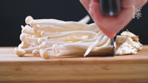 海鮮菇、蟹味菇去掉根部，洗凈。