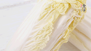 娃娃菜洗凈，對(duì)半切。