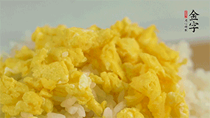 將雞蛋碎、西蘭花碎和放涼的米飯混合，用少許鹽、橄欖油調(diào)味。