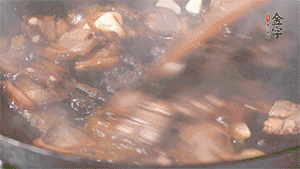 熱油下鍋，爆香蒜片。放入醬肉翻炒片刻后,下豌豆尖均勻翻炒。