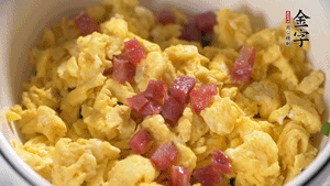 將香腸、韭菜、雞蛋攪拌均勻，可適當(dāng)加玉米油、十三香、味精調(diào)味。