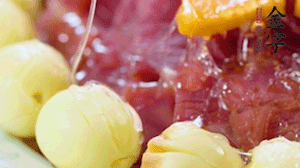 出鍋前10分鐘淋上蜂蜜，倒扣出來撒上桂花，擺上胡蘿卜裝飾即可。