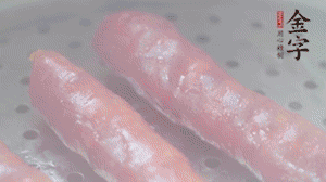 金字香腸上鍋，大火蒸5分鐘，切片備用。