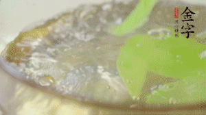 萵筍去皮切片，加鹽焯水。