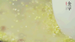 糯米、紅豆浸泡1小時(shí)，和小米一起入電飯鍋蒸熟。