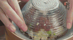 碗倒扣到盤中，擺上焯水后的熟蝦仁即可。