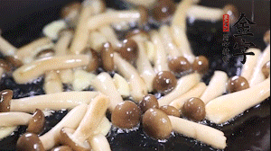 熱油下鍋煸香蒜末，依次加蟹味菇、香腸、西蘭花均勻翻炒，放適量水燜煮3分鐘。