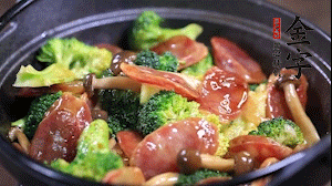 出鍋前加少許鹽、水淀粉即可。