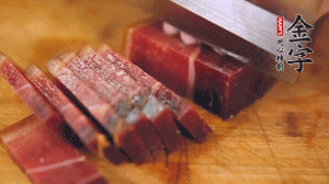 金字火腿溫水浸泡30分鐘，切成小塊。