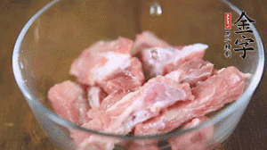 切成小段的排骨洗凈后，加姜片焯水3分鐘。