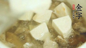 加入適量清水、黃酒燉開后，小火煮1小時(shí)即可。