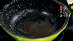 盆中放入炒好的蘿卜絲、香腸等食材，加粘米粉、澄粉，一邊倒香菇水，一遍攪拌成稀糊狀。（加入少量的澄粉可以讓蘿卜糕質(zhì)地柔軟又充滿彈性，而且還可以增加成品的透明感。 ）