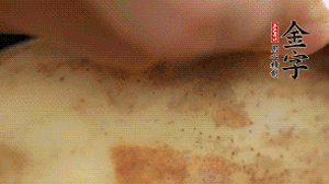 金字香腸切片，藕去皮切薄片備用。