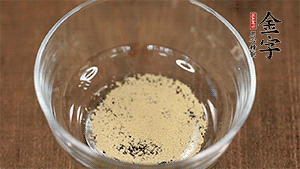 純牛奶溶解稀釋酵母。