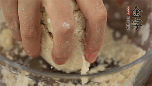 揉勻成光滑的面團(tuán)后，醒發(fā)半小時(shí)。