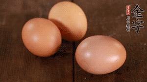 雞蛋加鹽打散1分鐘。