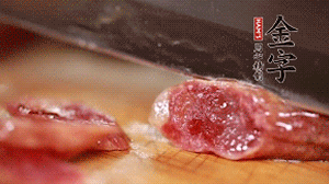 金字香腸蒸或煮至7成熟，切成片備用。