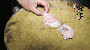 新鮮豬蹄切成塊狀，冷水入鍋，加姜片、黃酒汆燙3分鐘，出鍋后洗凈。（要先將豬蹄的蹄甲和毛處理干凈，如果有毛扎扎的感覺，非常影響口感。大火燒開后，撇去血沫，要多撇幾遍至干凈，這樣才可使湯色更鮮亮、清淡不油膩。）