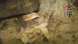 加適量溫水淹沒食材，大火燉至水沸后再小火慢燉1小時，出鍋前10分鐘加枸杞。（焯過水后的豬蹄不應(yīng)再用涼水，用溫水燉煮更容易軟爛。也可以用高壓鍋或者有煲湯功能的電飯煲，省時又便于入味。）