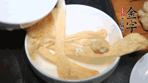 竹蓀淡鹽水泡發(fā)后，剪去菌蓋頭（封閉的一端），切成小段。生姜切片，蔥切段備用。