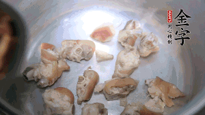 煎至兩面略金黃時，加適量熱水燉至奶白。