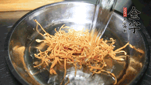 蟲草花用涼水浸泡10分鐘，干香菇溫水泡發(fā)至軟去蒂備用。蓮子、紅棗也可一同清洗干凈。