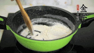 【月餅餡】3．把面粉放入干凈的炒鍋，小火加熱不斷翻炒，至呈微黃色熟透。在腌漬好的火腿丁中加熟面粉，拌勻后，加黃油拌勻揉搓成12個(gè)小球，放冰箱冷藏備用。