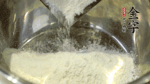 【油皮】1．將油皮材料放入料盆中，緩緩加100ml水，攪拌成雪花片狀。在案板上反復(fù)揉搓成有一定筋度的光潔面團(tuán)，搓成12個(gè)團(tuán)子。