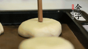 【包月餅】2．收口向下放在案板上，輕輕將月餅坯按扁，用筷子點(diǎn)紅點(diǎn)做裝飾?？鞠漕A(yù)熱至170℃，月餅放在中下層，烤17分鐘左右。