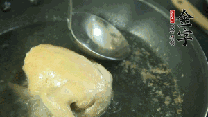 鴿子去毛和內(nèi)臟，處理干凈。大火燒開鍋中的水，放入鴿子汆燙3分鐘，撇清血沫，撈出備用。（為了保證湯色純正，肉類在煲制前要先去除殘留的血水，煲湯時(shí)一定要冷水下鍋，這樣肉里的蛋白質(zhì)才可以充分地溶解到湯里，湯的味道才會鮮美。）