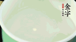 鍋中盛涼水，放入汆燙好的鴿子、火腿片、生姜片。