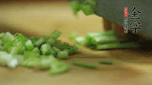 小蔥切成蔥花。