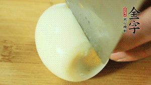 煮面條的同時(shí)把雞蛋煮好。