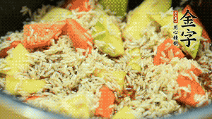 加入切好的胡蘿卜塊和南瓜塊、鹵牛肉塊攪拌均勻。放入電飯煲，按“煮飯模式”。