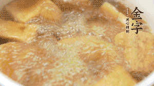 另起一個湯鍋，倒入適量清水，加入炸好的豆腐塊。待水沸騰后，加入臘肉，用生抽、料酒、火腿高湯調(diào)味。燉煮至臘肉熟透，加辣椒圈增加點辣味。（調(diào)料可以根據(jù)個人口味適當(dāng)調(diào)整，火腿高湯能夠讓湯汁更加層次豐富。）