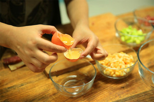 雞蛋蛋白和蛋黃分開，把蛋黃打散。