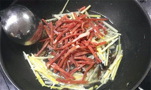 火腿絲、筍絲、黑木耳絲汆水后，瀝干。