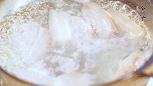 五花肉切塊，加姜片焯水備用。