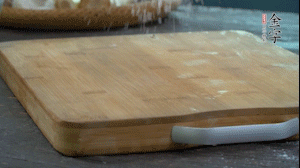 【面皮】3.案板撒點(diǎn)糯米粉，將面團(tuán)搓成均勻的小團(tuán)子。