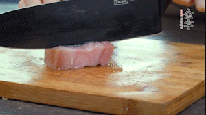 【餡料】1.金字淡咸肉加姜片料酒焯水，春筍焯水后切成小丁。