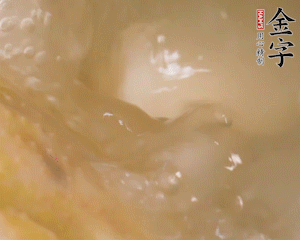 沸騰后撈出蔥結(jié)，小火燉45分鐘，加山藥再燉15分鐘。