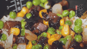 出鍋前加蠔油、生抽調(diào)味，撒點(diǎn)熟白芝麻即可。