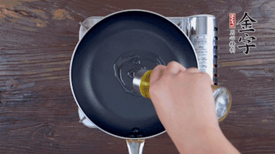 魚頭對開，洗凈瀝干。鍋中加油，把魚頭兩面煎至金黃色，期間加蔥姜，每面約需時2-3分鐘。