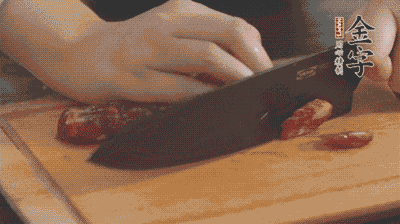 金字土香腸切片，香菇切丁。