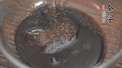 調配醬汁：耗油、生抽、老抽、糖、鹽、清水攪拌均勻。