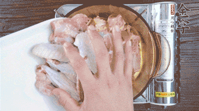 加料酒、蔥姜焯水2分鐘，清洗備用。