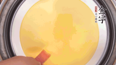 將火腿片均勻鋪上，繼續(xù)蒸6分鐘。